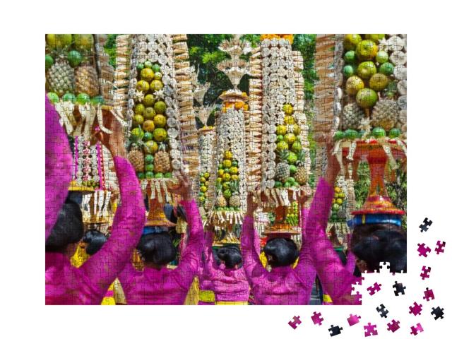 Puzzle 1000 Teile „Hindu-Zeremonie auf Bali: Frauen mit Kostümen, Indonesien “