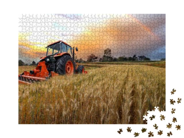 Puzzle 1000 Teile „Traktor bei der Arbeit auf dem Gerstenfeld bei Sonnenuntergang“