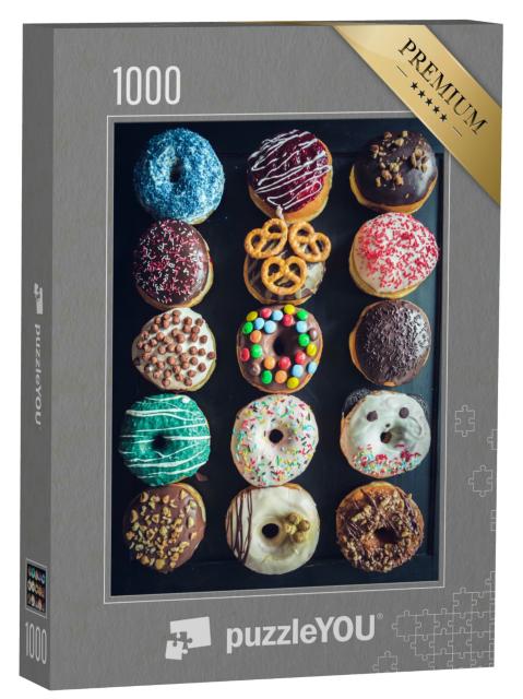 Puzzle 1000 Teile „Süße glasierte Donuts werden auf dem Tisch serviert“