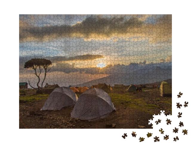 Puzzle 1000 Teile „Zelt nach Regen auf dem Kilimandscharo“