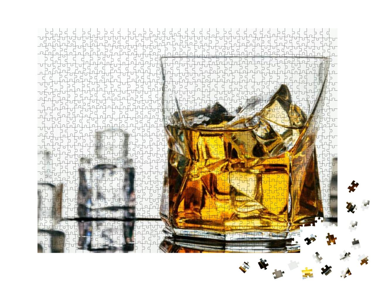 Puzzle 1000 Teile „Ein Glas Alkohol mit Eiswürfeln “