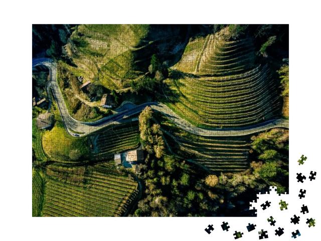 Puzzle 1000 Teile „Luftaufnahme: Landschaft mit grünen Weinbergen in Italien“