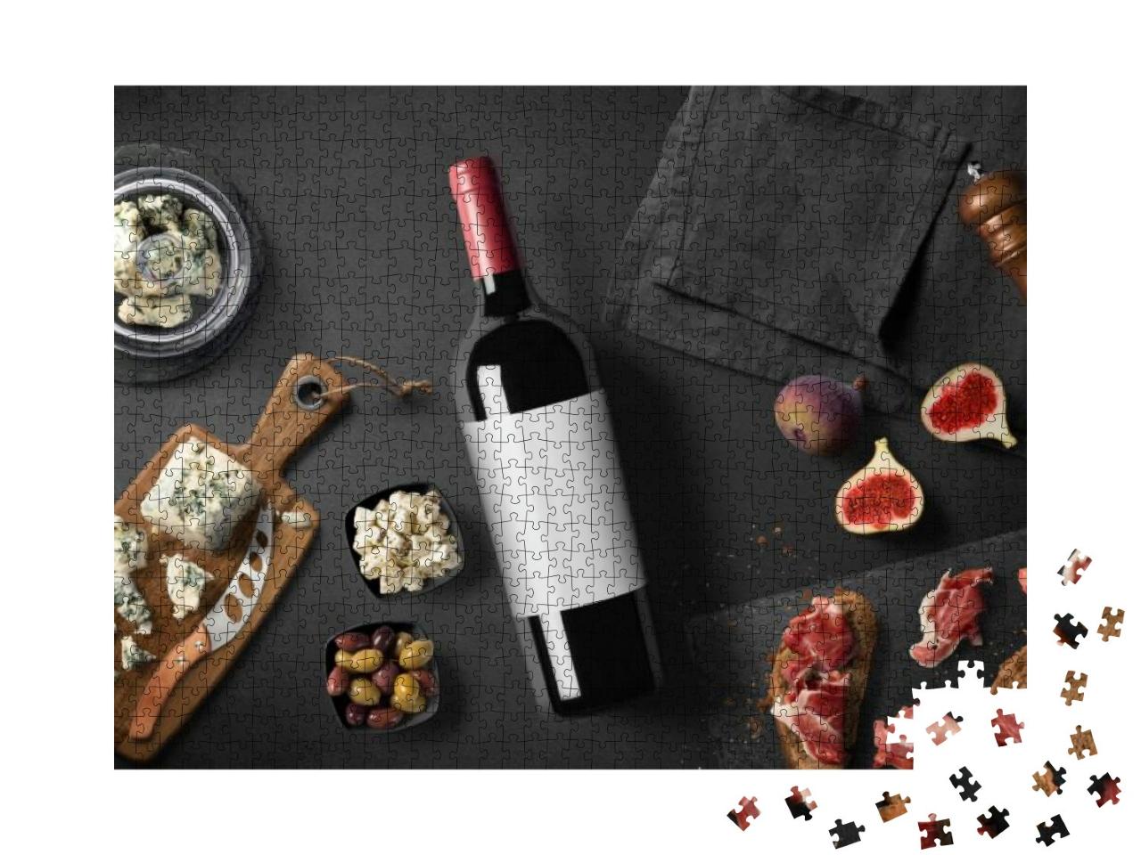 Puzzle 1000 Teile „Rotwein, Käse, Feigen, Brot, Oliven und Prosciutto auf Holzbrett“