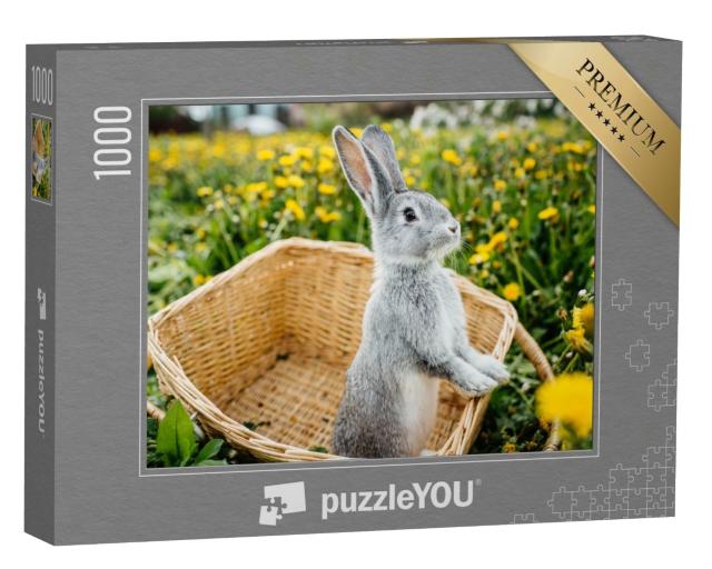 Puzzle 1000 Teile „Graues Kaninchen im Korb auf einer Löwenzahnwiese“