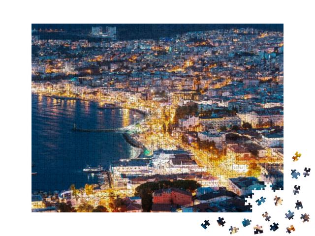 Puzzle 1000 Teile „Wunderschöne Stadt Kusadasi bei Nacht, Ägäis, Türkei“