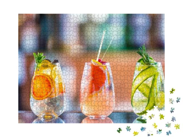 Puzzle 1000 Teile „Gin-Tonic-Cocktails in Gläsern auf Bar-Theke“