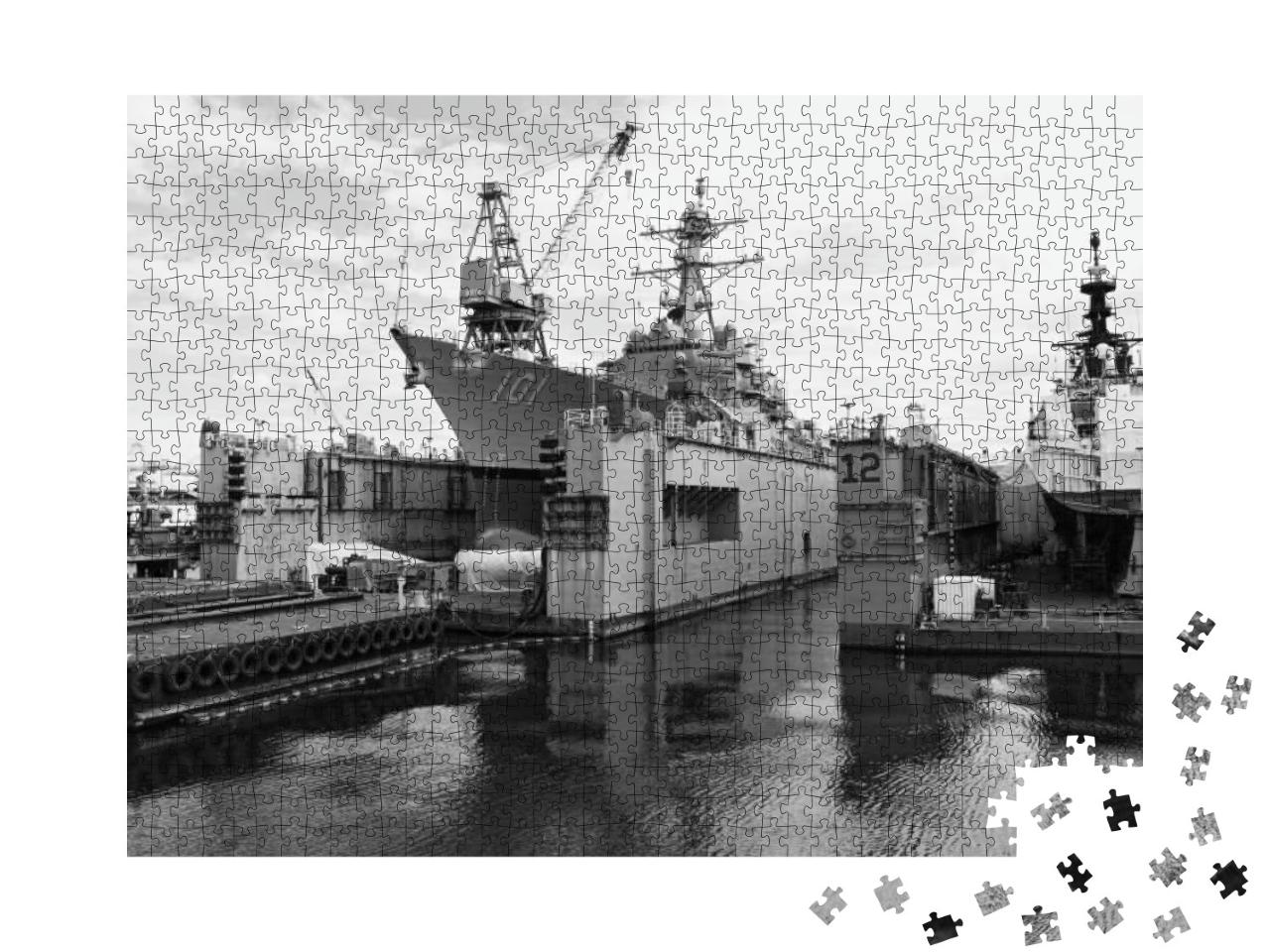 Puzzle 1000 Teile „Flugzeugträger im Hafen von Seattle, schwarz-weiß“