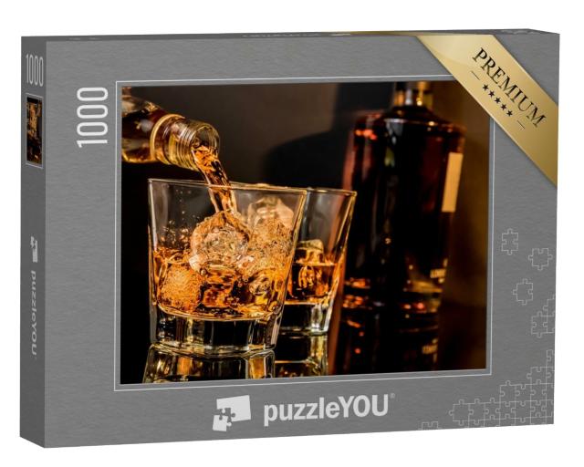 Puzzle 1000 Teile „Einschenken von Whiskey in ein Glas auf Tisch“