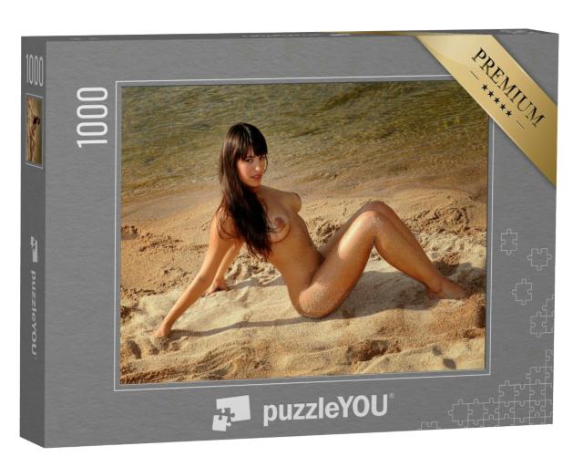 Puzzle 1000 Teile „Aktfotografie: Nackte Brünette im Sand“