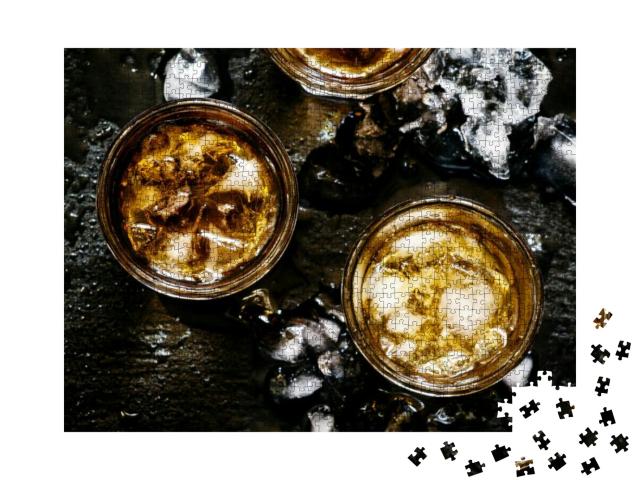Puzzle 1000 Teile „Whiskey in einem Glas mit zerstoßenem Eis “