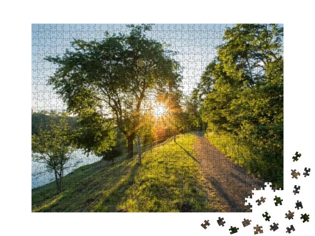 Puzzle 1000 Teile „Abendstimmung am Weinfelder Maar in der Eifel, Deutschland“