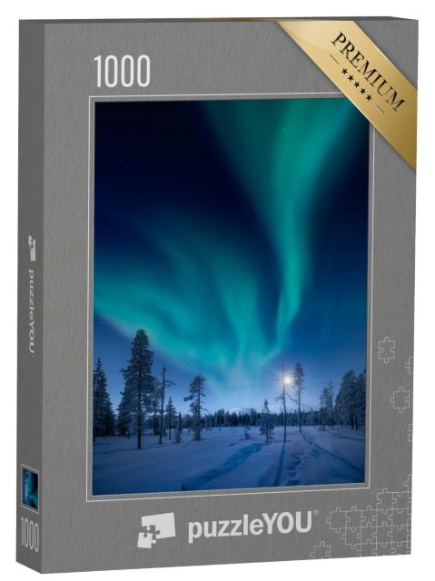 Puzzle 1000 Teile „Mond und Nordlicht in Finnland, im Hintergrund die Pallas-Felsen“
