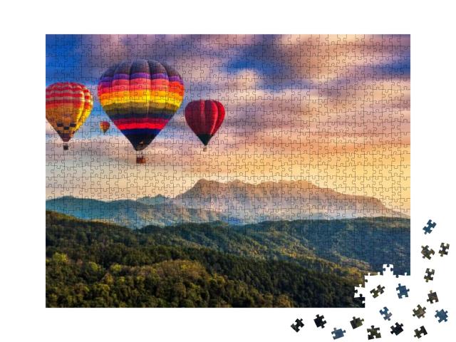 Puzzle 1000 Teile „Bunte Heißluftballons fliegen über Doi Luang Chiang Dao in Thailand“
