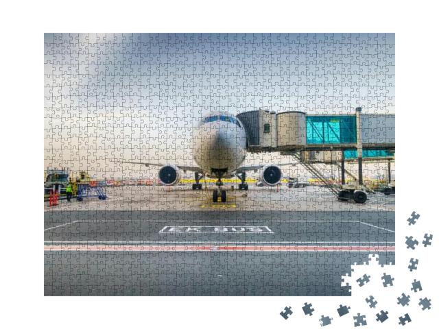 Puzzle 1000 Teile „Düsenflugzeug im internationalen Flughafen von Dubai“