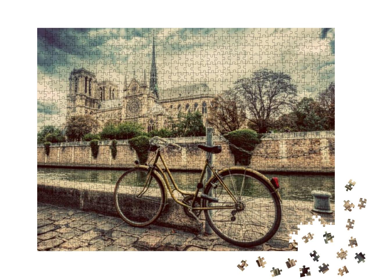 Puzzle 1000 Teile „Retro-Fahrrad neben der Kathedrale Notre Dame in Paris, Frankreich“