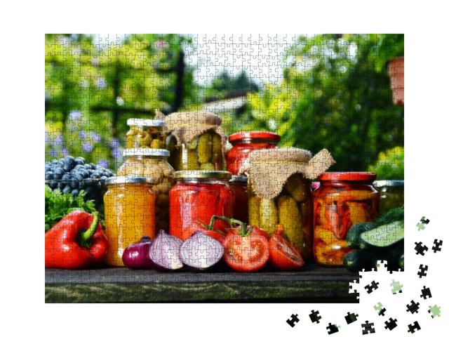 Puzzle 1000 Teile „Gläser mit köstlichem eingelegtem Gemüse im Garten“