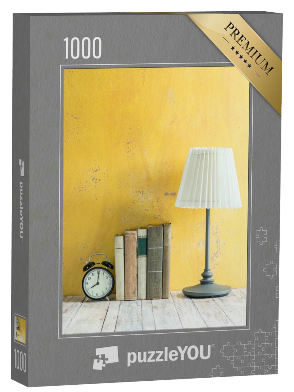 Puzzle 1000 Teile „Vintage-Bücher, Wecker und Tischlampe auf einem Holztisch“