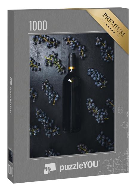 Puzzle 1000 Teile „Wein in einer Flasche mit Trauben verziert“
