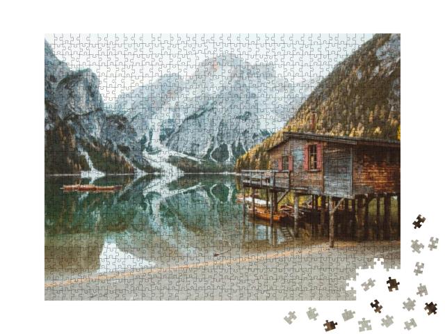 Puzzle 1000 Teile „Traditionelles hölzernes Bootshaus am Pragser Wildsee, Südtirol“