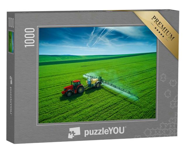 Puzzle 1000 Teile „Ein Traktor, der auf einem Feld pflügt und sprüht“