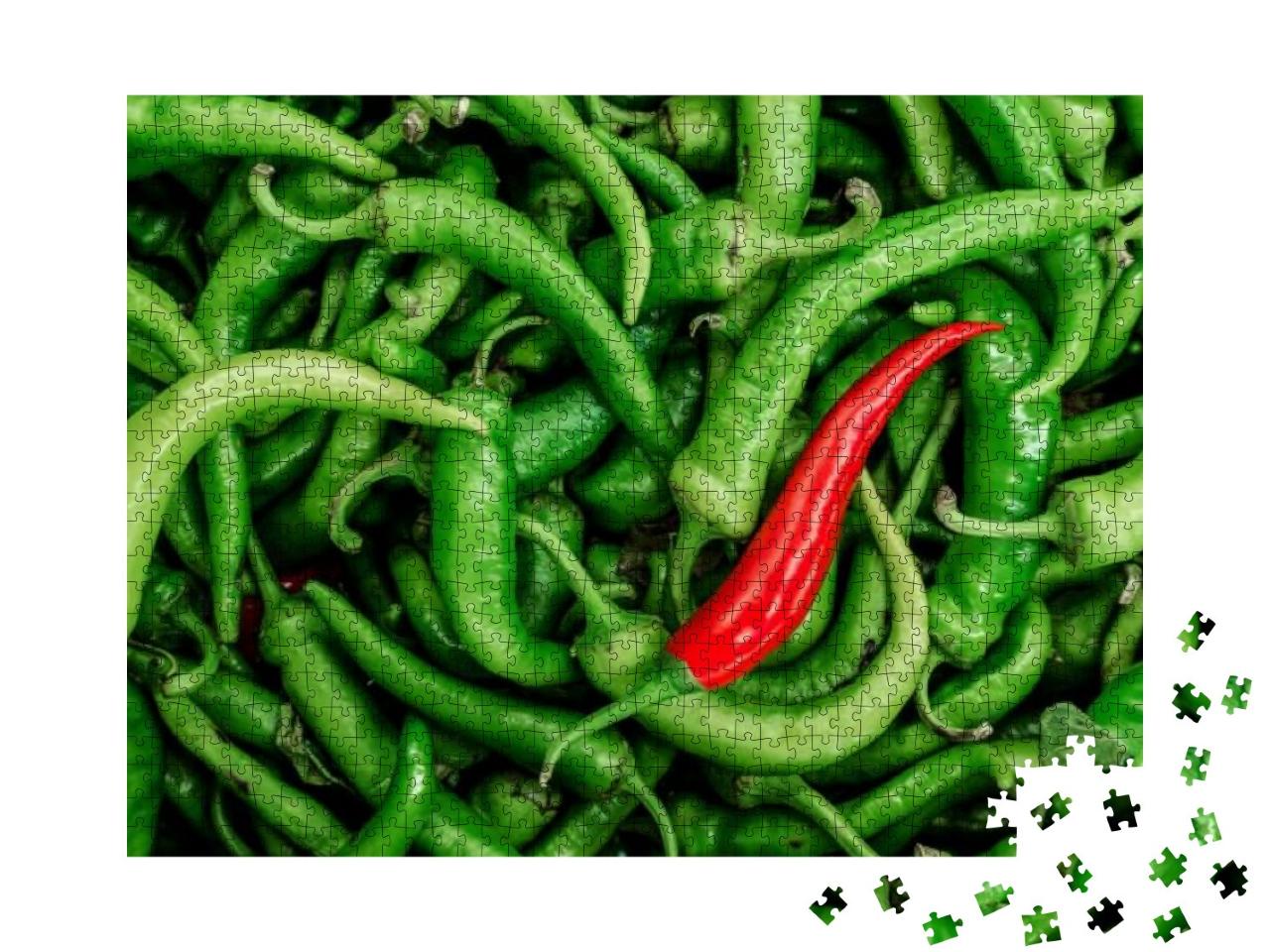 Puzzle 1000 Teile „Eine rote Chilischote vor vielen grünen“