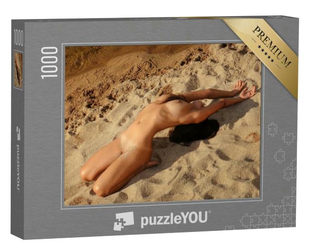 Puzzle 1000 Teile „Erotische Fotografie: Nackte Frau posiert am Sandstrand“