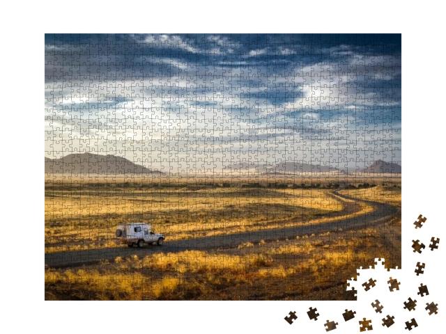 Puzzle 1000 Teile „Frühmorgens auf dem Weg zu den Sanddünen von Sossusvlei und Dead Vlei, Namibia“