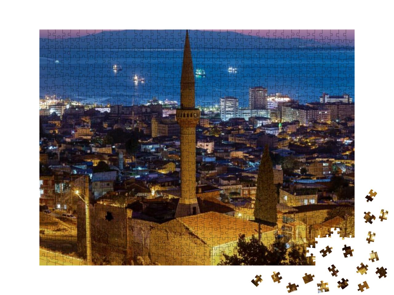 Puzzle 1000 Teile „Küste von Izmir bei Nacht mit historischen Gebäuden“
