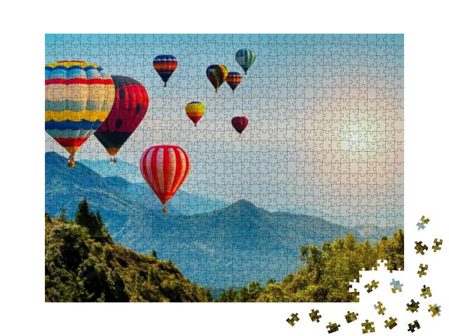 Puzzle 1000 Teile „Aussicht auf die Berge mit Heißluftballons, Thailand“