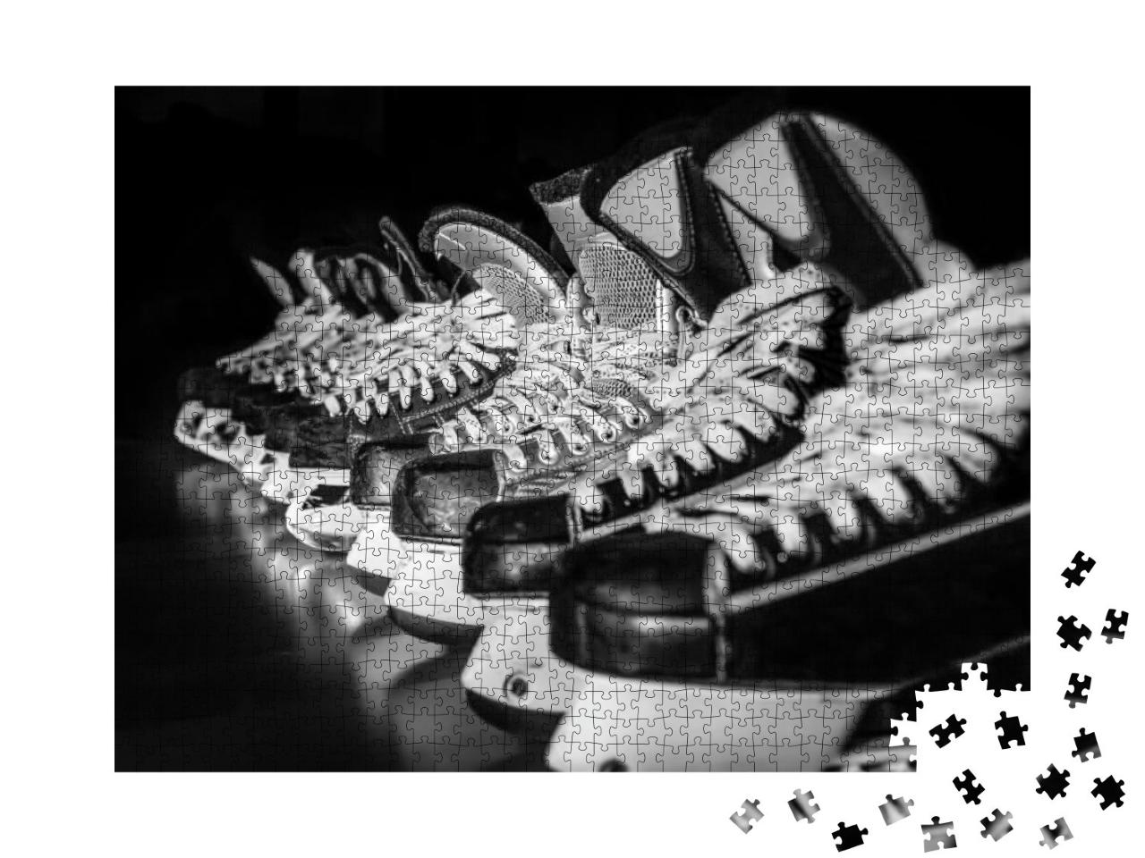 Puzzle 1000 Teile „Ein Paar Eishockey-Schlittschuhe in einer Umkleidekabine“