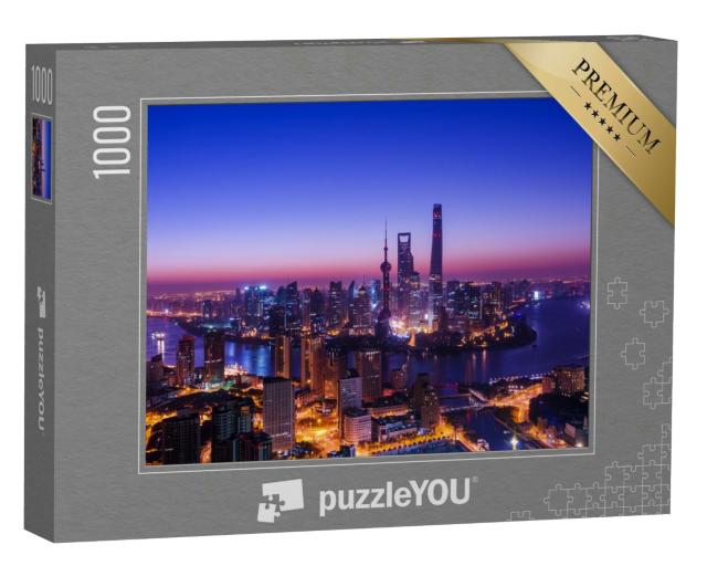 Puzzle 1000 Teile „Skyline von Shanghai im blau-roten Abendlicht“