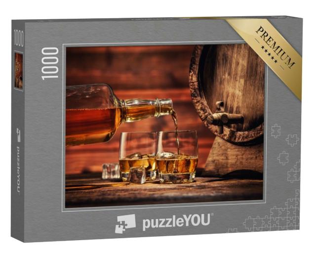 Puzzle 1000 Teile „Einschenken von Whiskey aus der Flasche in zwei Gläser mit Eiswürfeln“