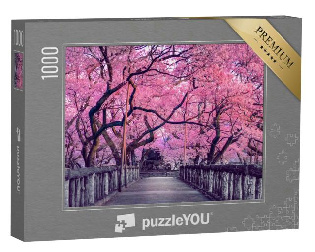 Puzzle 1000 Teile „Kirschblüte über einer alten Holzbrücke, Japan“