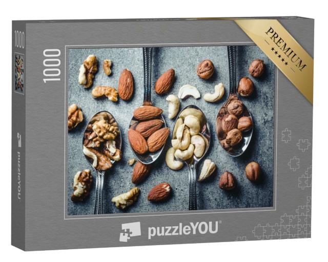Puzzle 1000 Teile „Walnüsse, Haselnüsse, Mandeln und Cashewkerne auf silbernen Metalllöffeln“