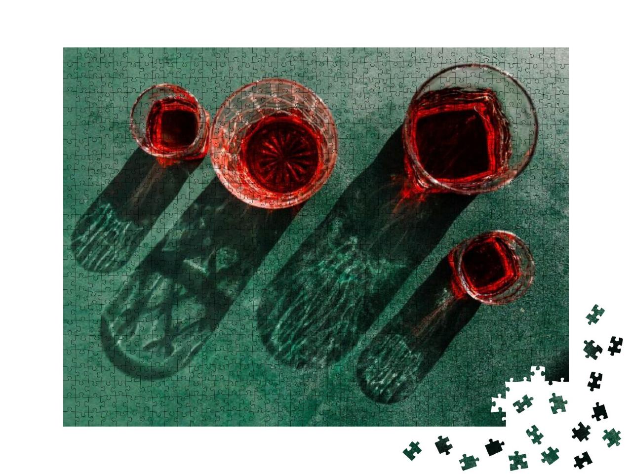 Puzzle 1000 Teile „Rote Cocktails auf grünem Hintergrund“