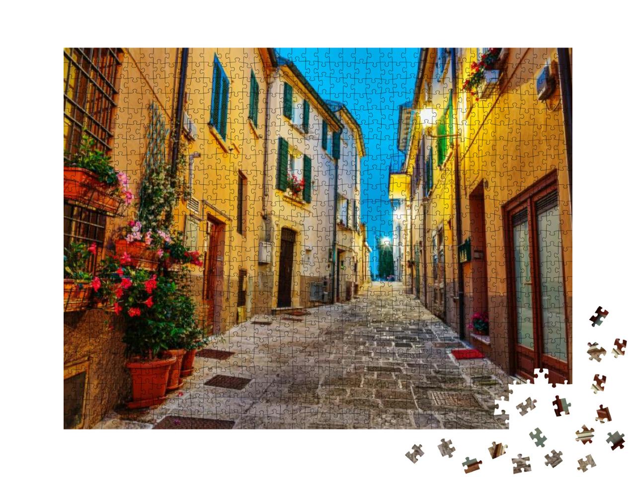 Puzzle 1000 Teile „Enge Straße einer Altstadt bei Nacht, Italien“
