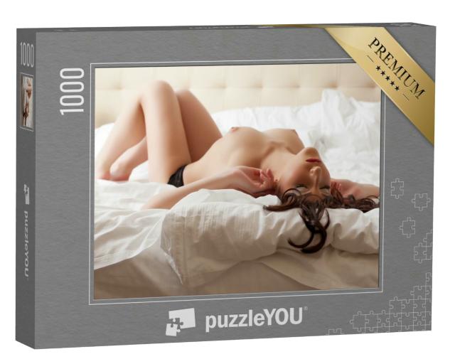 Puzzle 1000 Teile „Erotische Fotografie: Schöne Frau, oben ohne im Bett“