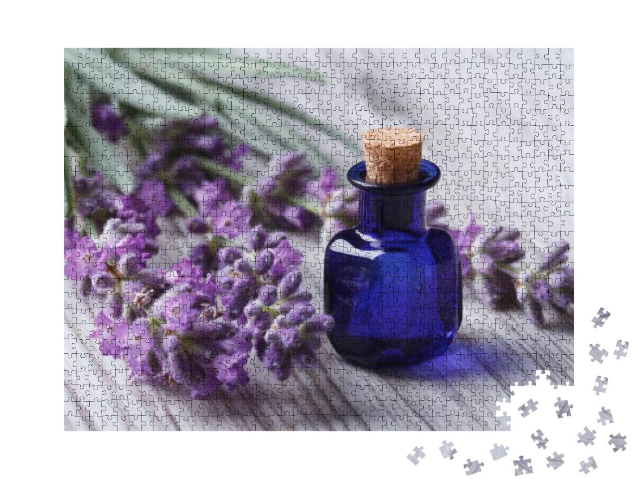 Puzzle 1000 Teile „Ätherisches Lavendelöl in einer blauen Glasflasche“