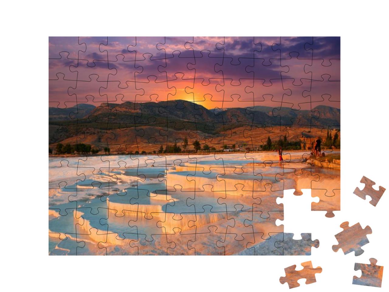 Puzzle 100 Teile „Wunderschöner Sonnenaufgang und natürliche Travertin-Pools und Terrassen in Pamukkale“