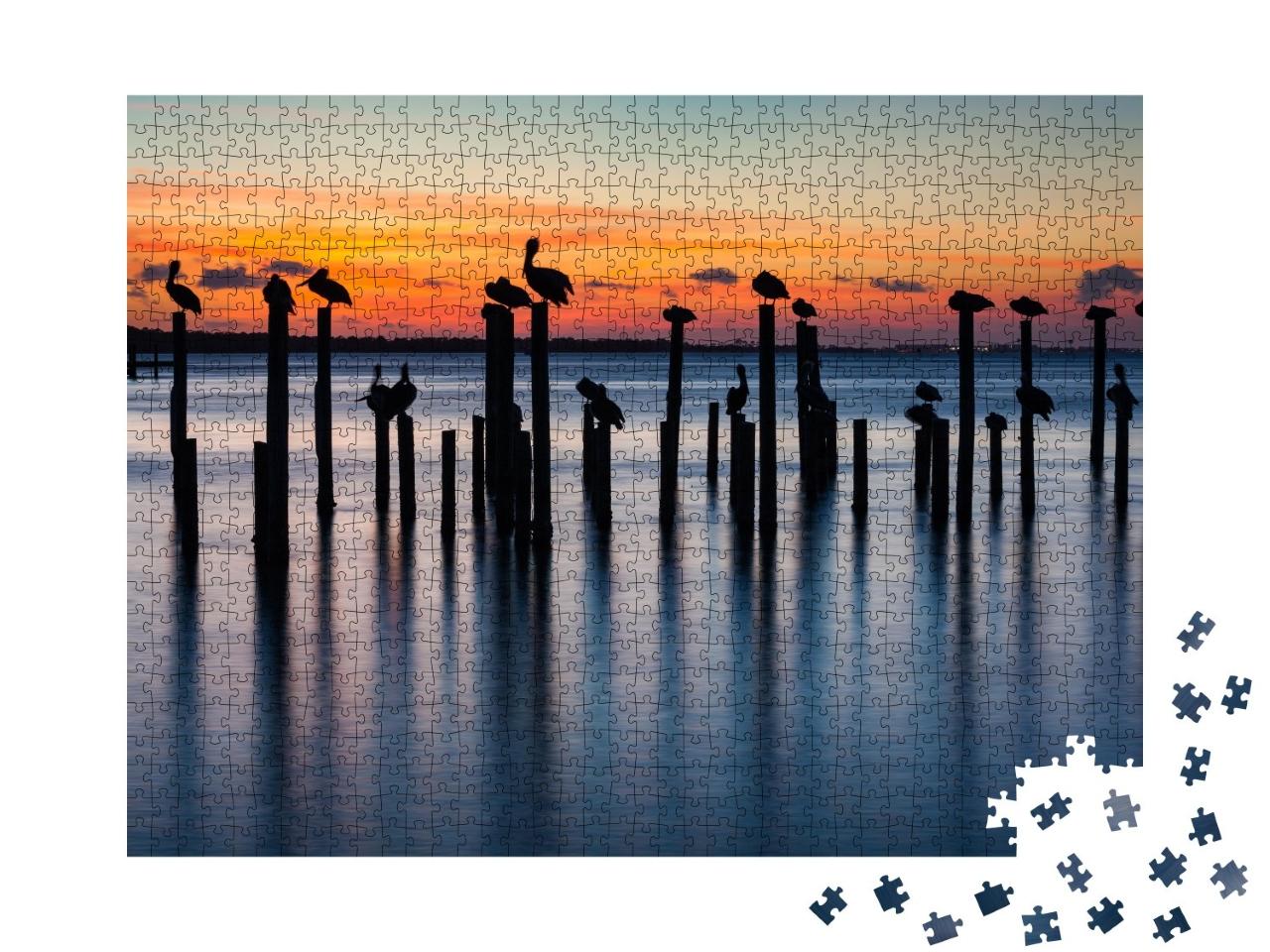 Puzzle 1000 Teile „Pelikane bei Sonnenuntergang auf alten Pfeilern“