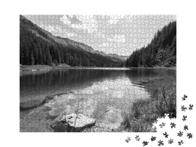 Puzzle 1000 Teile „Herzsee im Kleinwalsertal, Österreich, schwarz-weiß“