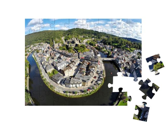 Puzzle 48 Teile „Luftaufnahme der belgischen Stadt La Roche-en-Ardenne mit Fluss Ourthe“