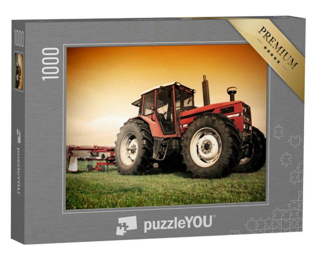 Puzzle 1000 Teile „Alter roter Traktor auf der Wiese bei Mäharbeiten“