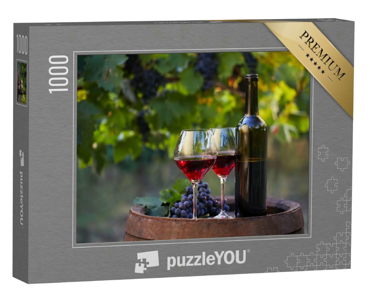 Puzzle 1000 Teile „Zwei Gläser Rotwein und Flasche im Weinberg “