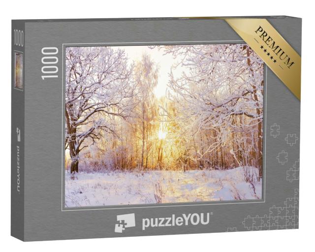 Puzzle 1000 Teile „Verschneite Winterlandschaft im Wald bei untergehender Sonne“