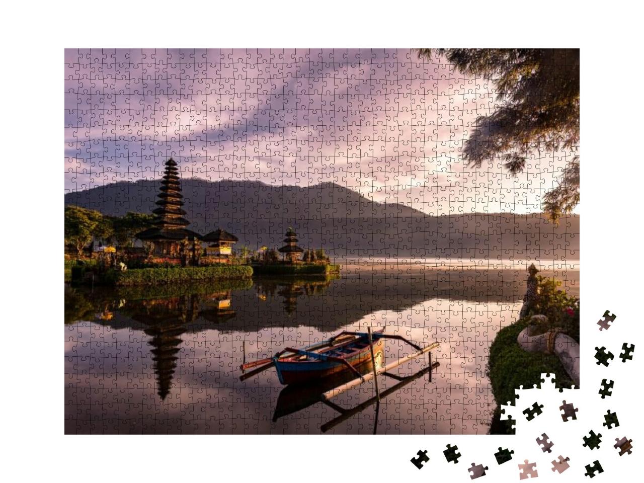 Puzzle 1000 Teile „Wunderschöner Sonnenaufgang am See Bratan mit UlunDanu Tempel, Bali, Indonesien“