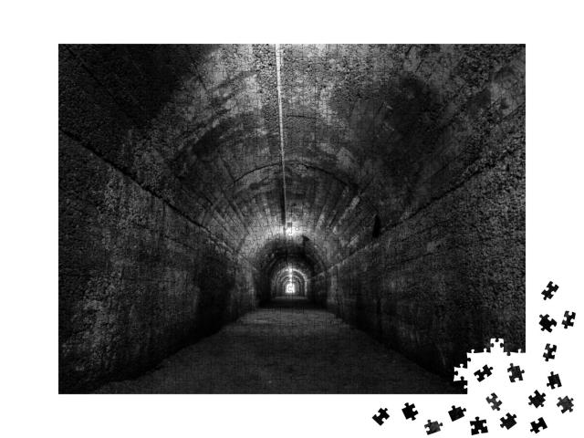Puzzle 1000 Teile „Historischer Bunkertunnel aus dem 2. Weltkrieg“