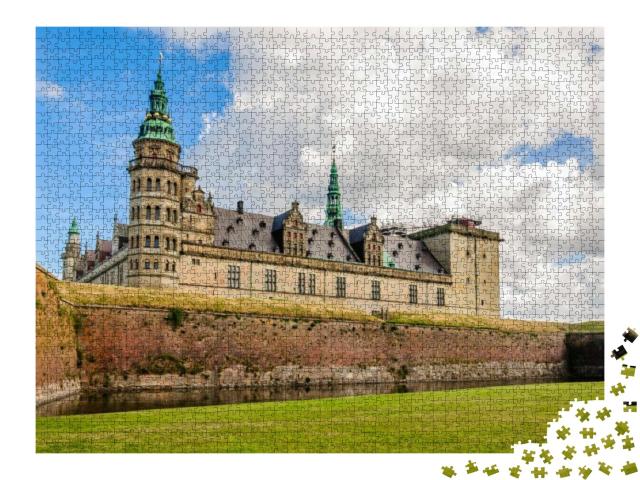 Puzzle 2000 Teile „Panoramablick auf die Ziegelmauer um Schloss Kronborg in Helsingor “