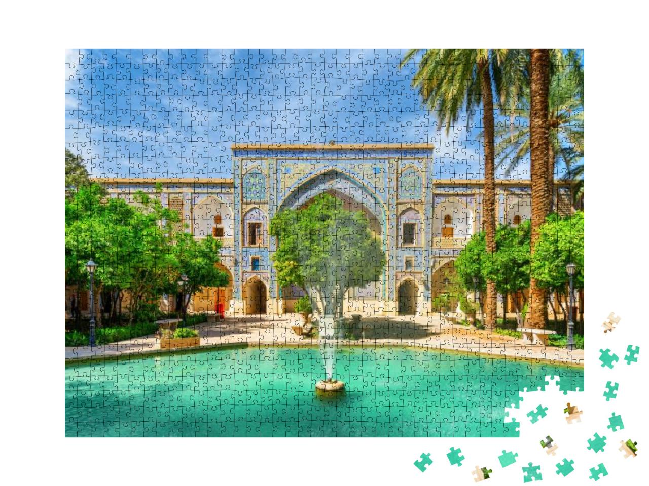 Puzzle 1000 Teile „Hof mit grünem Garten in Madrese e-Khan in Shiraz, Iran“