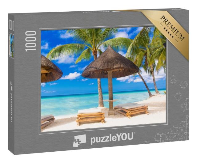 Puzzle 1000 Teile „Sonnenschirm und Strandliegen unter den Palmen am tropischen Strand“